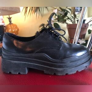 L’intervalle black lace up size 8
